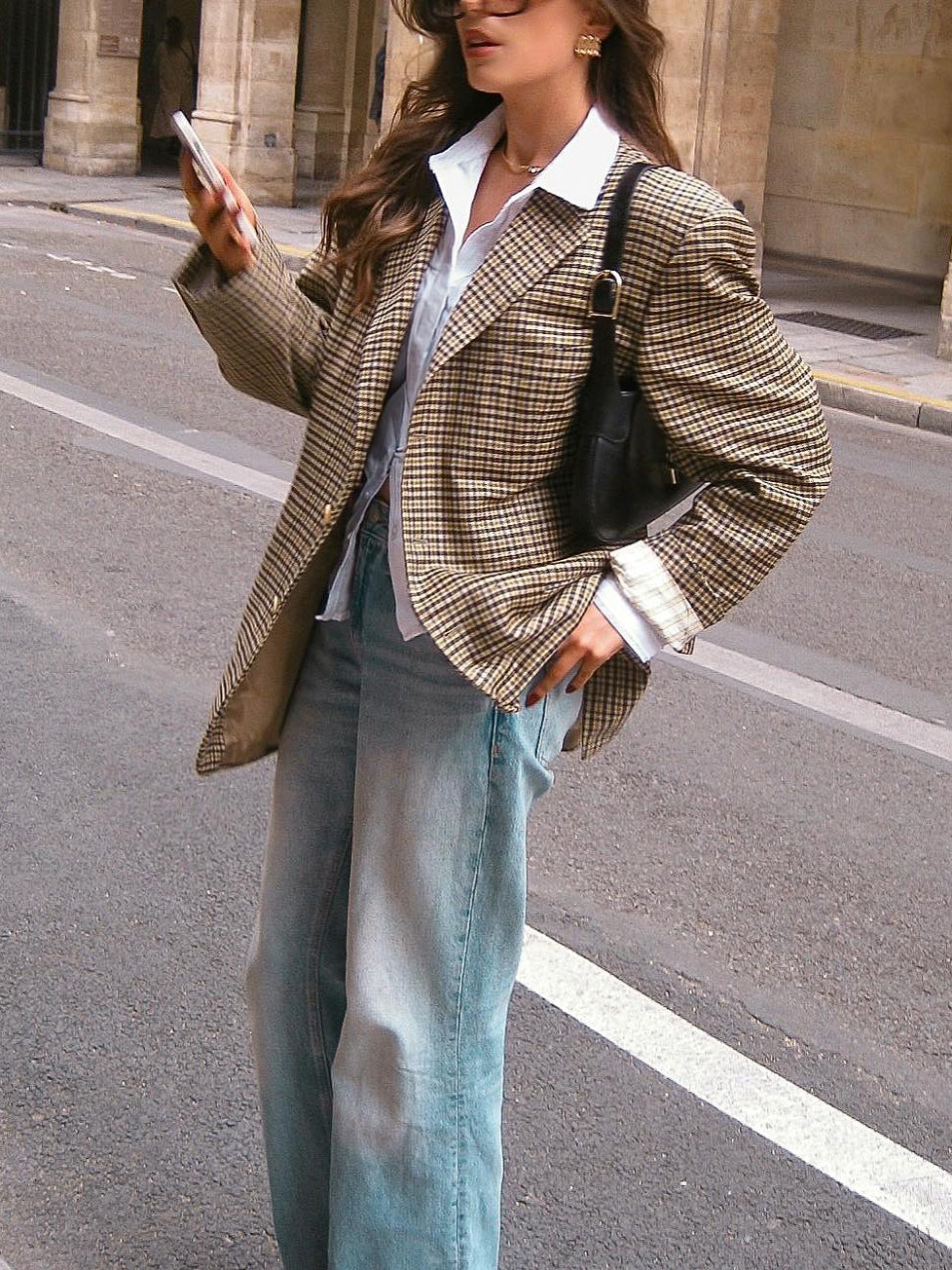 Blazer élégant à carreaux.