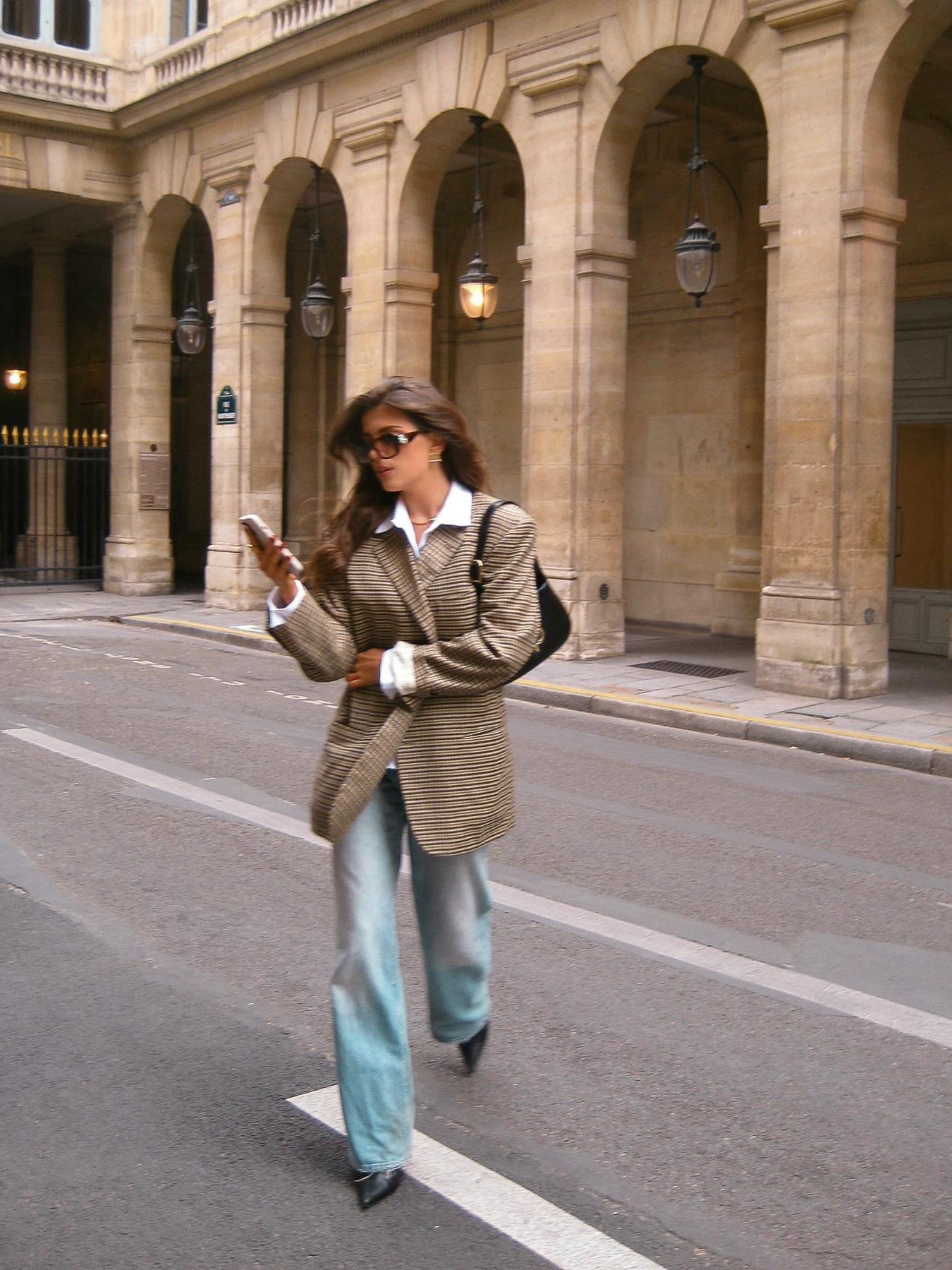 Blazer élégant à carreaux.